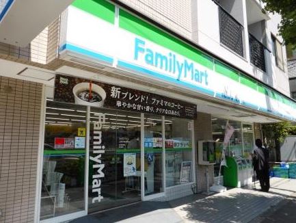 コンビニ　ファミリーマート 上馬交差点前店（コンビニ）まで124m