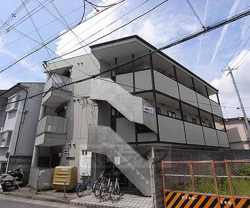 エントランス　玄関東向き、ベランダ西向きの建物です。