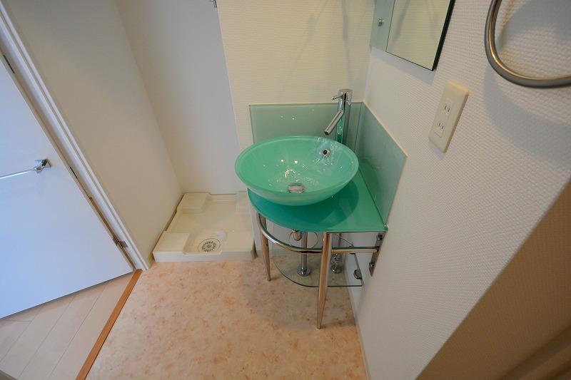 洗面設備　洗面台の横に室内洗濯機置き場がついてます！