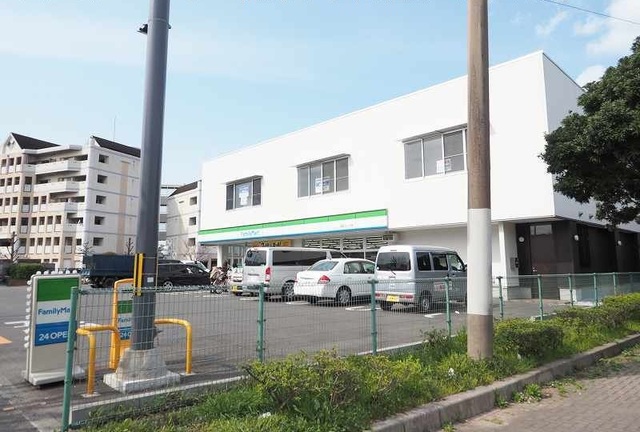 コンビニ　ファミリーマート（コンビニ）まで230m