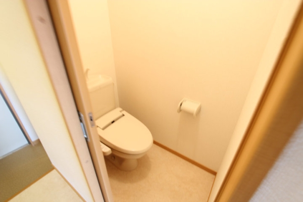 トイレ　温水シャワー付きトイレです