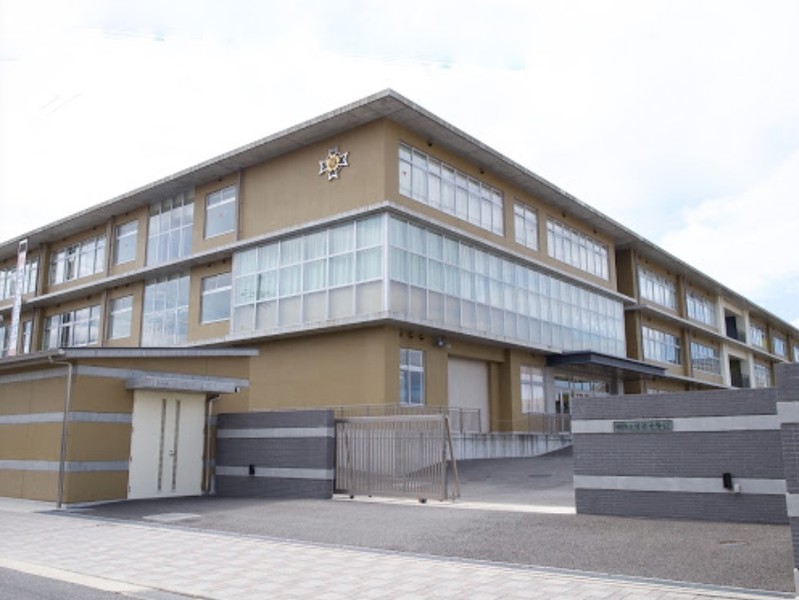 中学校　精華町立精華中学校（中学校）まで604m