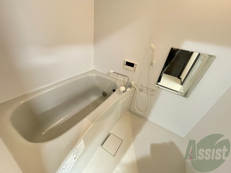 バス・シャワールーム　お風呂はこちら。１人暮らしにはピッタリのサイズ感ですね！