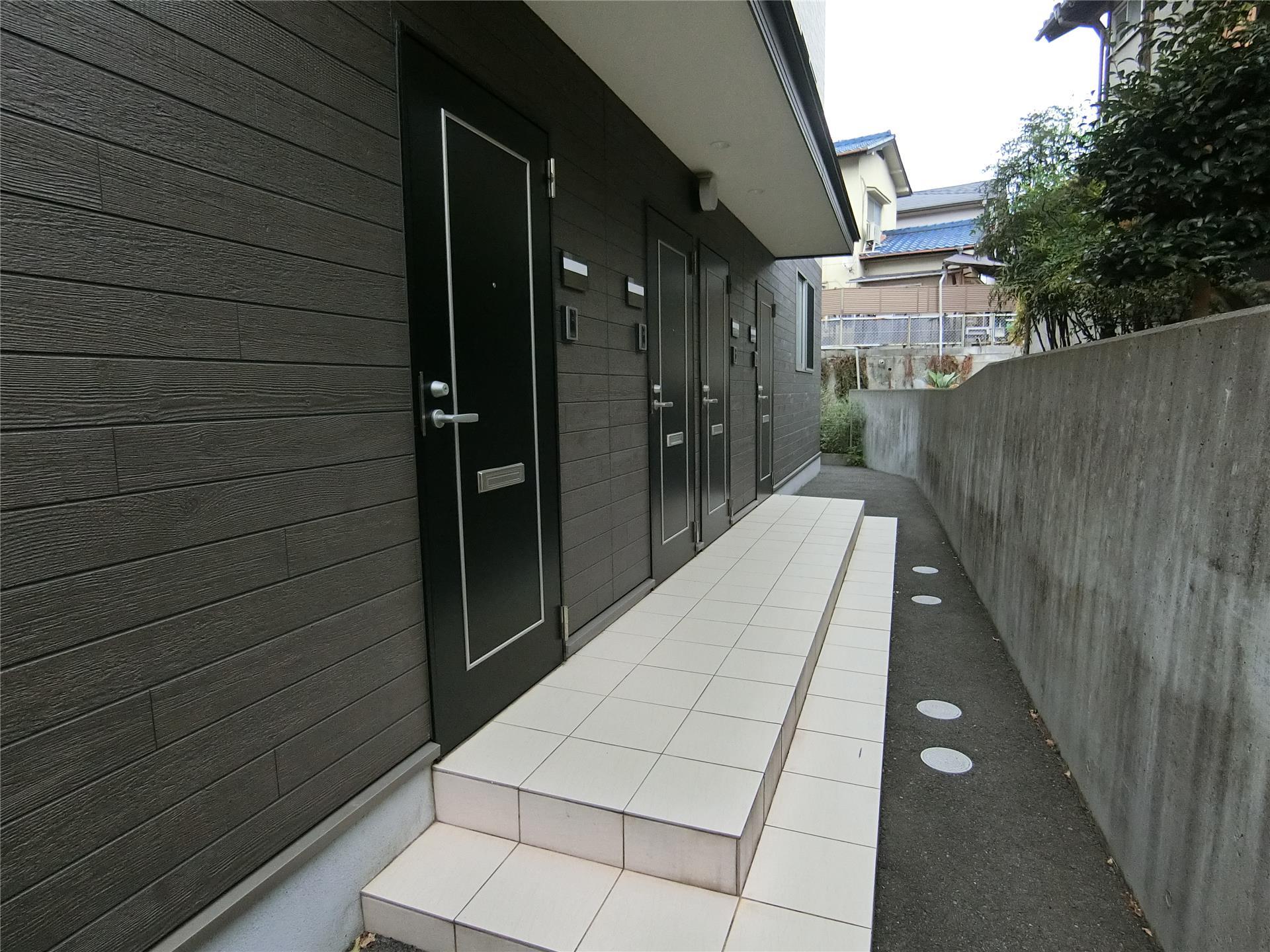 エントランス　ゆったりとして出入りのしやすい建物入り口部分です♪