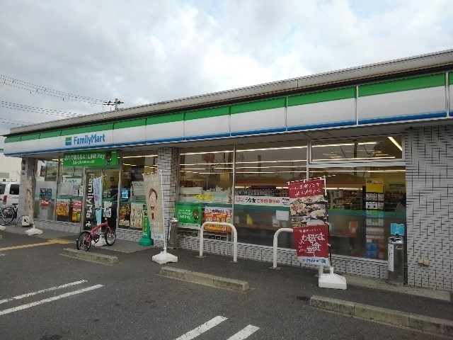 コンビニ　ファミリーマート様（コンビニ）まで400m