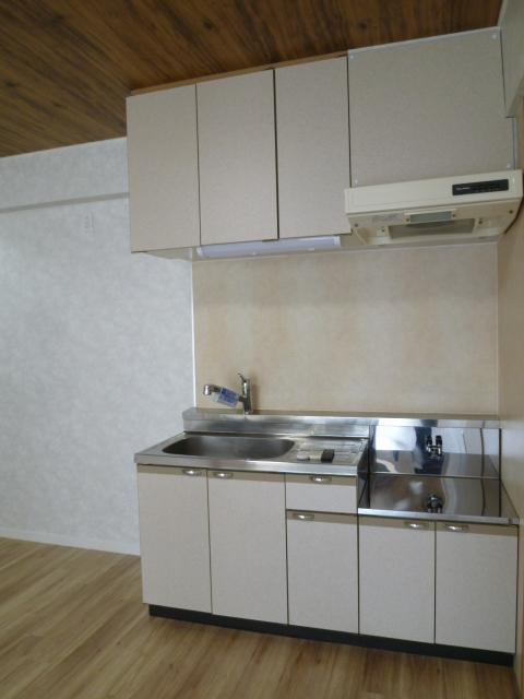 キッチン　キッチンもベージュで落ち着いた色合いでコンロは設置可能です。