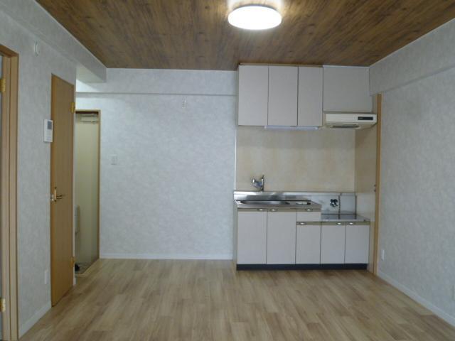 バス・シャワールーム　リビングからキッチンも見渡せ開放感があります。