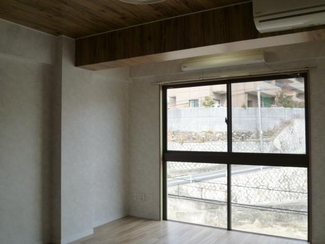 洗面設備　開放的な窓もあります。