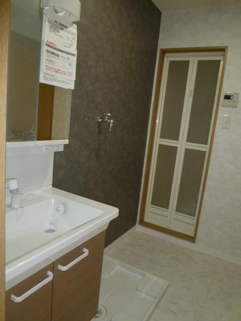 収納　洗面所も落ち着いた色合いにリフォームして、広々とした空間にな