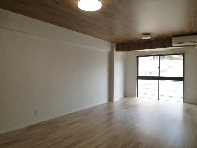 玄関　床も天井もクロスも張替えて綺麗なリビングです。