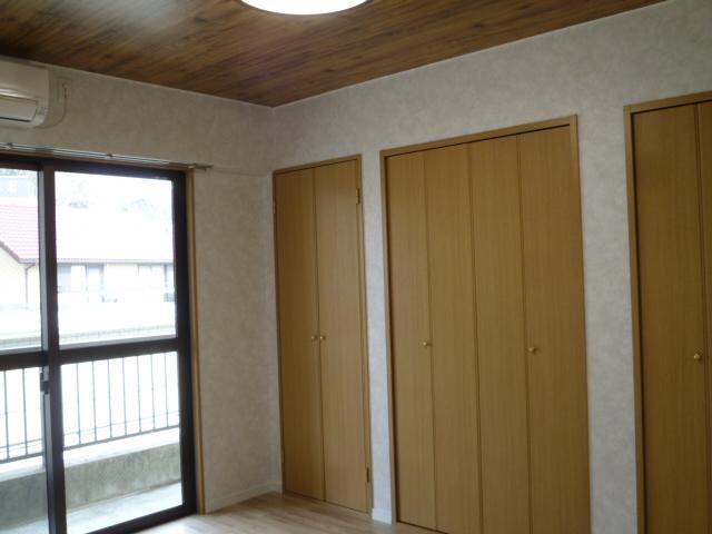 その他部屋・スペース　ベランダに続く洋室でお布団なども干せますね。