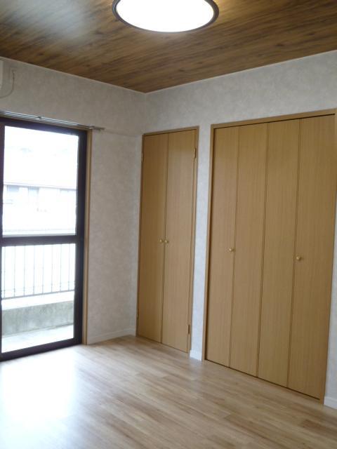 居室・リビング　洋室も落ち着いた内装となってます。