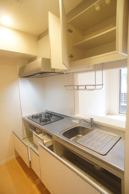 キッチン　お料理好きにはオススメのグリル付３口システムキッチン設置済♪