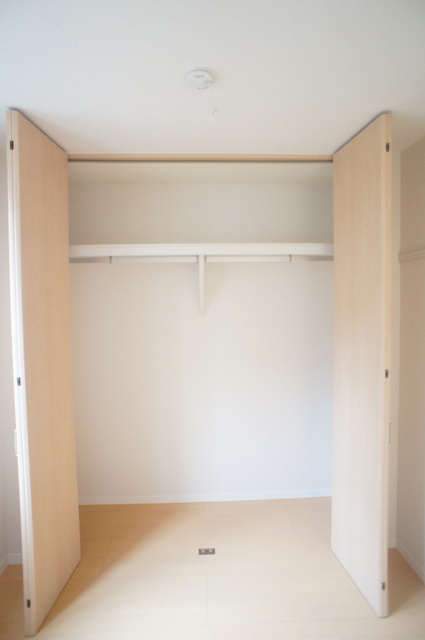 収納　パイプハンガーがあるのでたたまず衣類を掛けることができます♪
