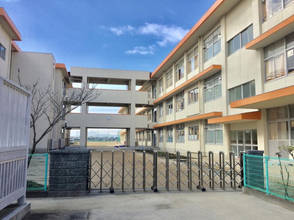 小学校　佐賀市立鍋島小学校（小学校）まで730m