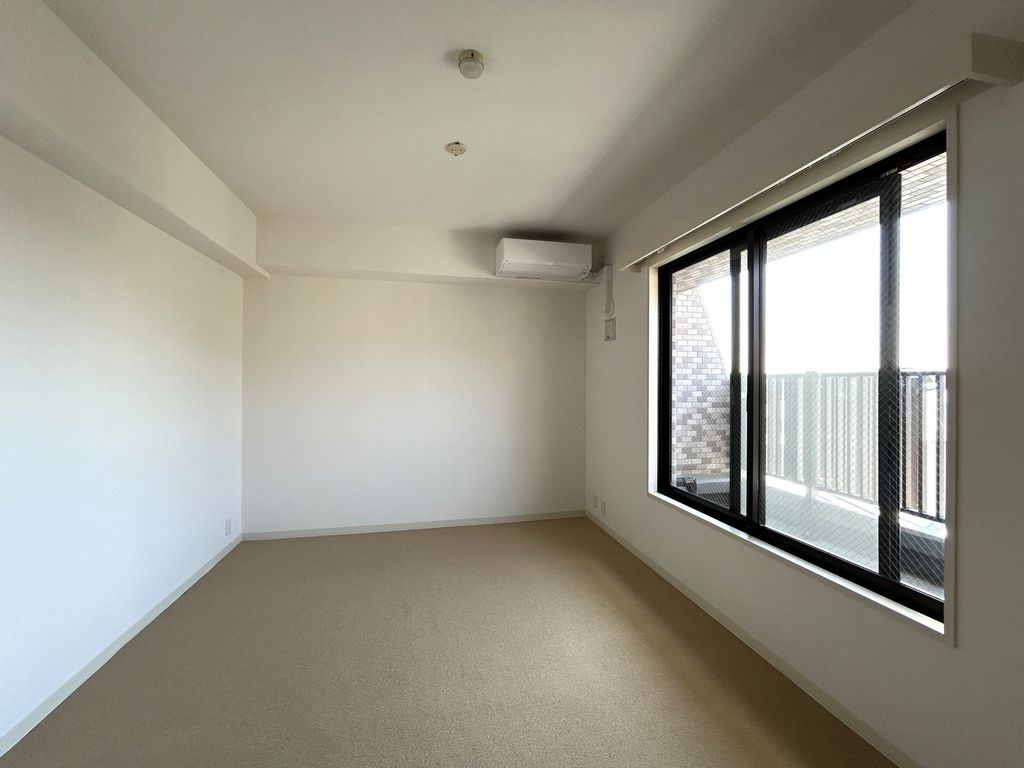 居室・リビング　別方向から見た洋室