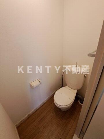 トイレ　落ち着いた色調のトイレです