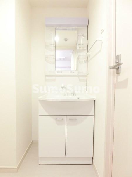 洗面設備　明るい洗面所です