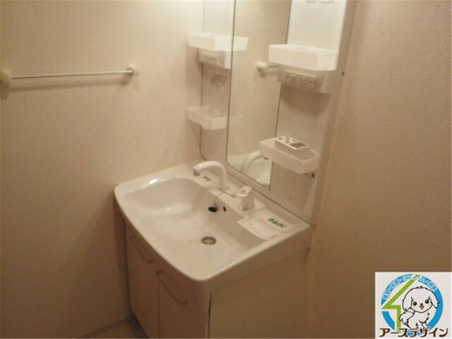 洗面設備　明るい洗面所です