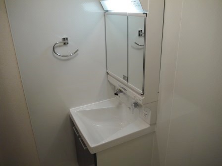 洗面設備　洗面所：隣が洗濯機置き場です。