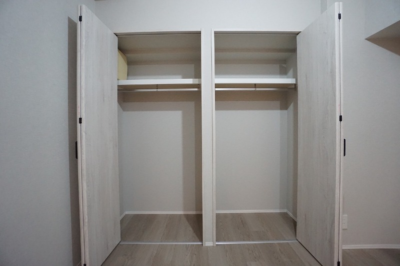 収納　２つ並ぶクローゼット