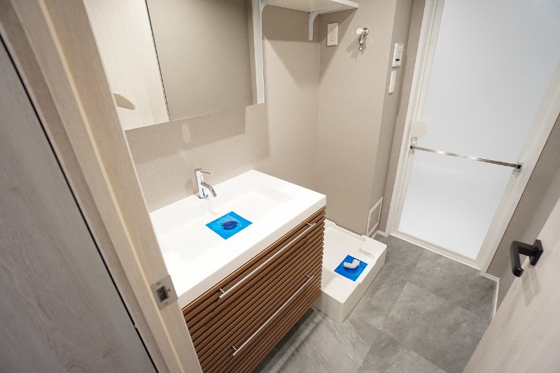 洗面設備　清潔感のあるパウダールルーム