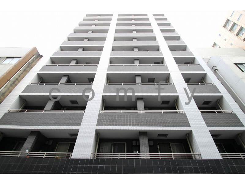 建物外観　タイル張りの重厚感のある外観