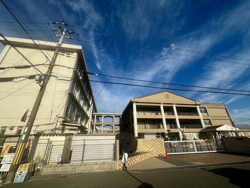 小学校　加古川市立氷丘小学校（小学校）まで701m