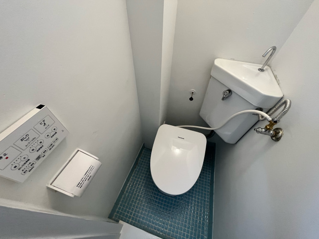 トイレ　同物件別号室の写真です。