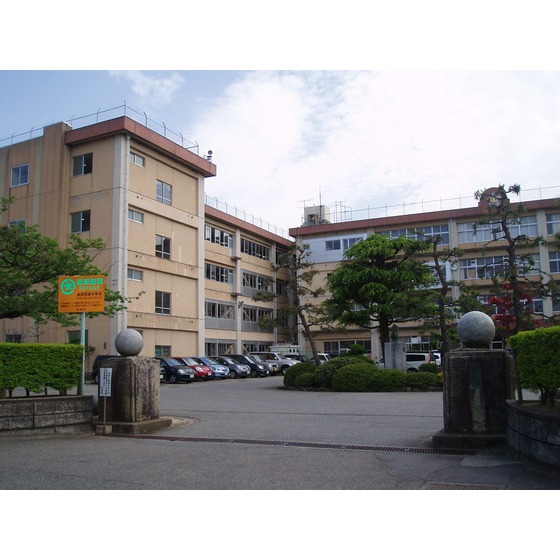 中学校　高岡市立高岡西部中学校（中学校）まで1895m
