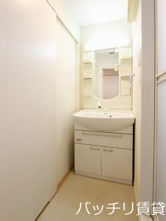 洗面設備　画像は別号室の為、現状優先になります。
