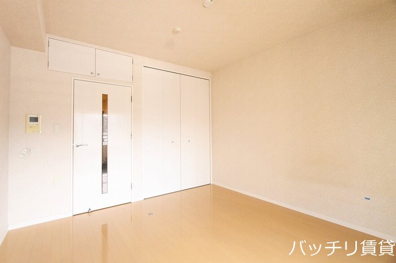 居室・リビング　画像は別号室の為、現状優先になります。