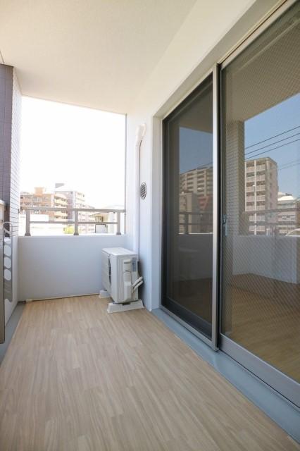 バルコニー　暖かな日差しのふりそそぐバルコニー