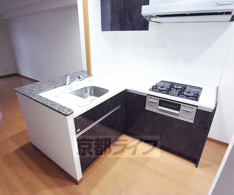 キッチン　スタイリッシュな機能的くの字キッチンです。