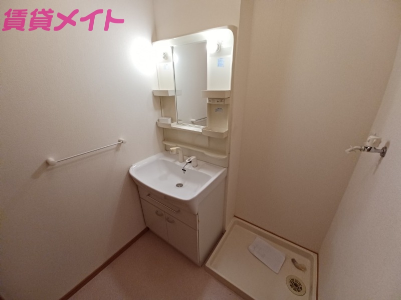 洗面設備　同型反転参考写真