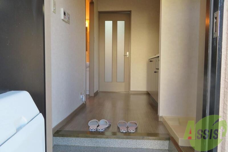 玄関　玄関を入ると右側がキッチン、正面が洋室のドアですね