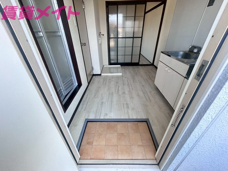 玄関　同物件別部屋の写真です