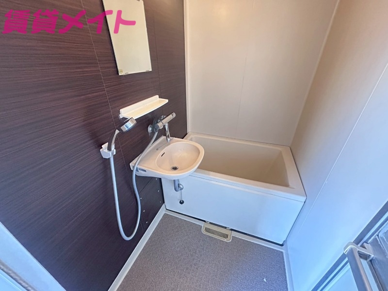 バス・シャワールーム　同物件別部屋の写真です