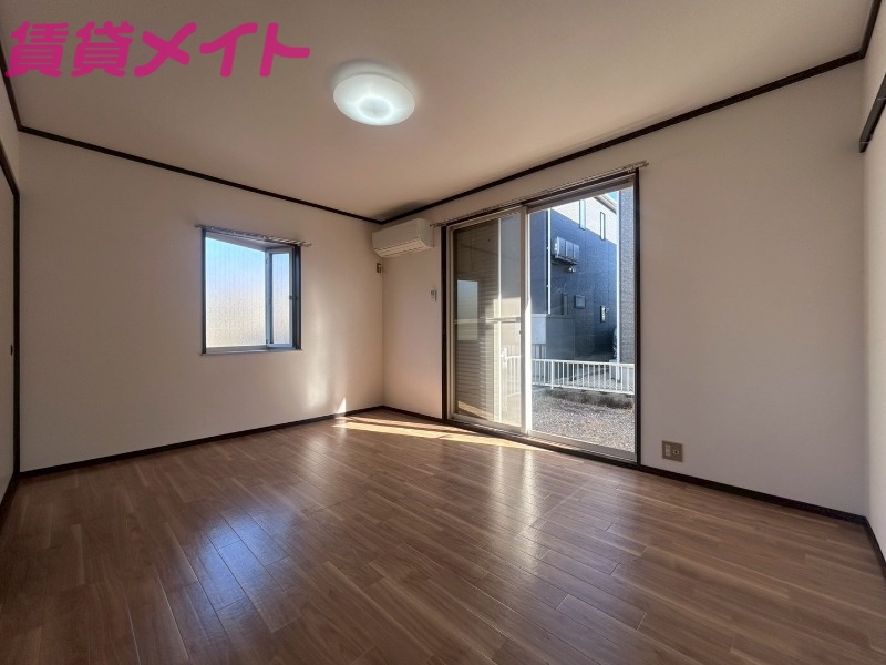 居室・リビング　同物件別部屋の写真です