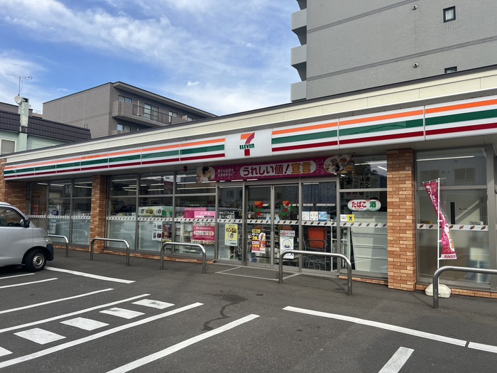 コンビニ　セブンイレブン（コンビニ）まで99m