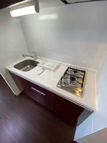 キッチン　グランカーサ難波元町　3口ガスシステムキッチン（グリル付き）