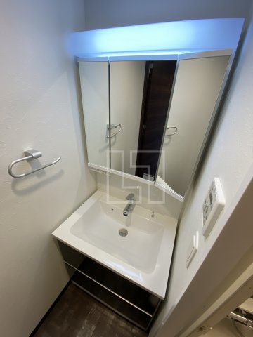 洗面設備　グランカーサ難波元町　独立洗面台（3面鏡）