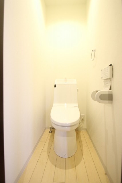トイレ　同物件別号室の写真です。