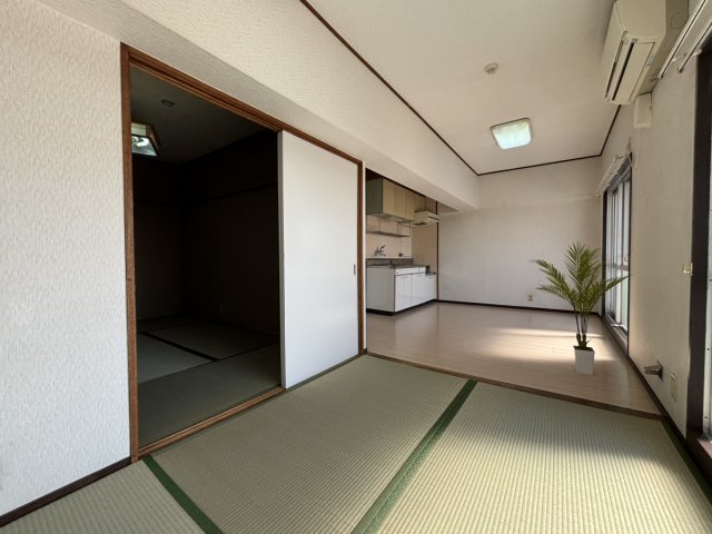 居室・リビング　畳の上でゆっくりとくつろげる和室です