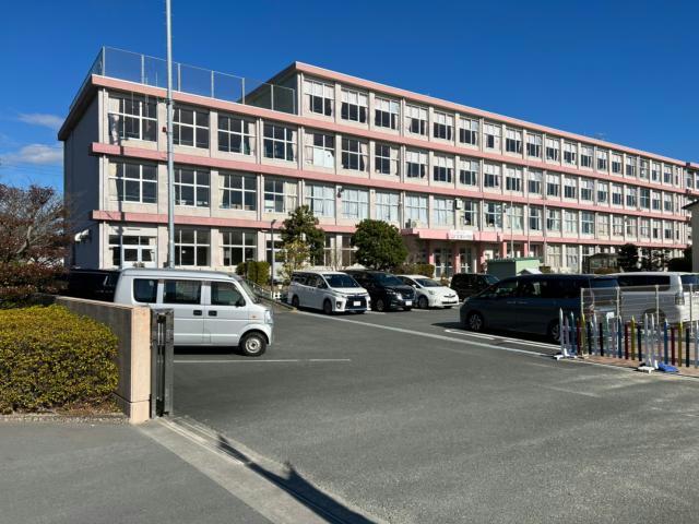 小学校　浜松市立富塚小学校（小学校）まで747m