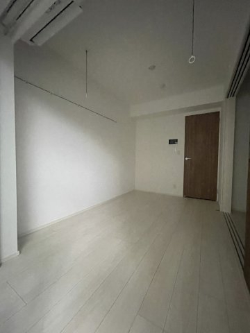 居室・リビング　落ち着いた色合いの床材を使用した居住空間です。