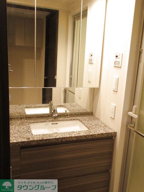 洗面設備　Aタイプ2017年5月撮影 同タイプ907号室の写真です。