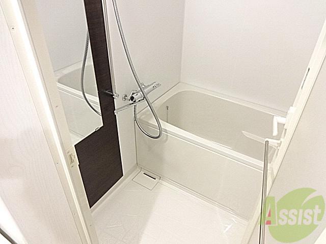 バス・シャワールーム　真っ白で清潔感のあるお風呂で一日の疲れをいやそうー