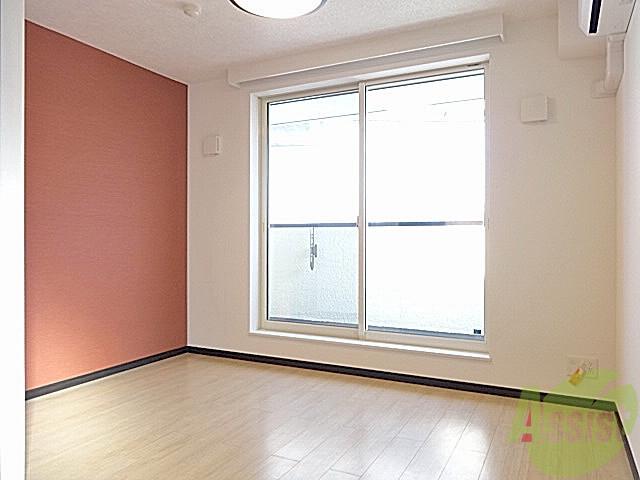 その他部屋・スペース　赤のアクセントクロスでお洒落で明るい印象のお部屋です