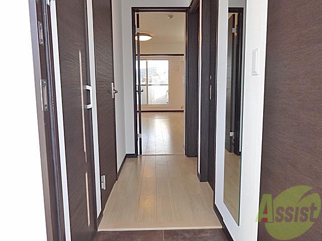 玄関　ダークブラウンの建具がかっこいい印象のお部屋ですよ